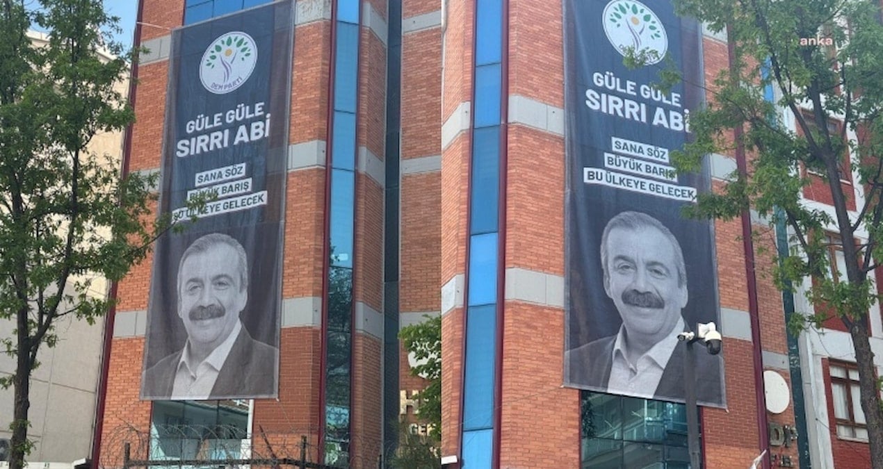 dem-parti-genel-merkezine-sirri-sureyya-onder-afisi-asildi-sana-soz-hOZeQXpq.jpg