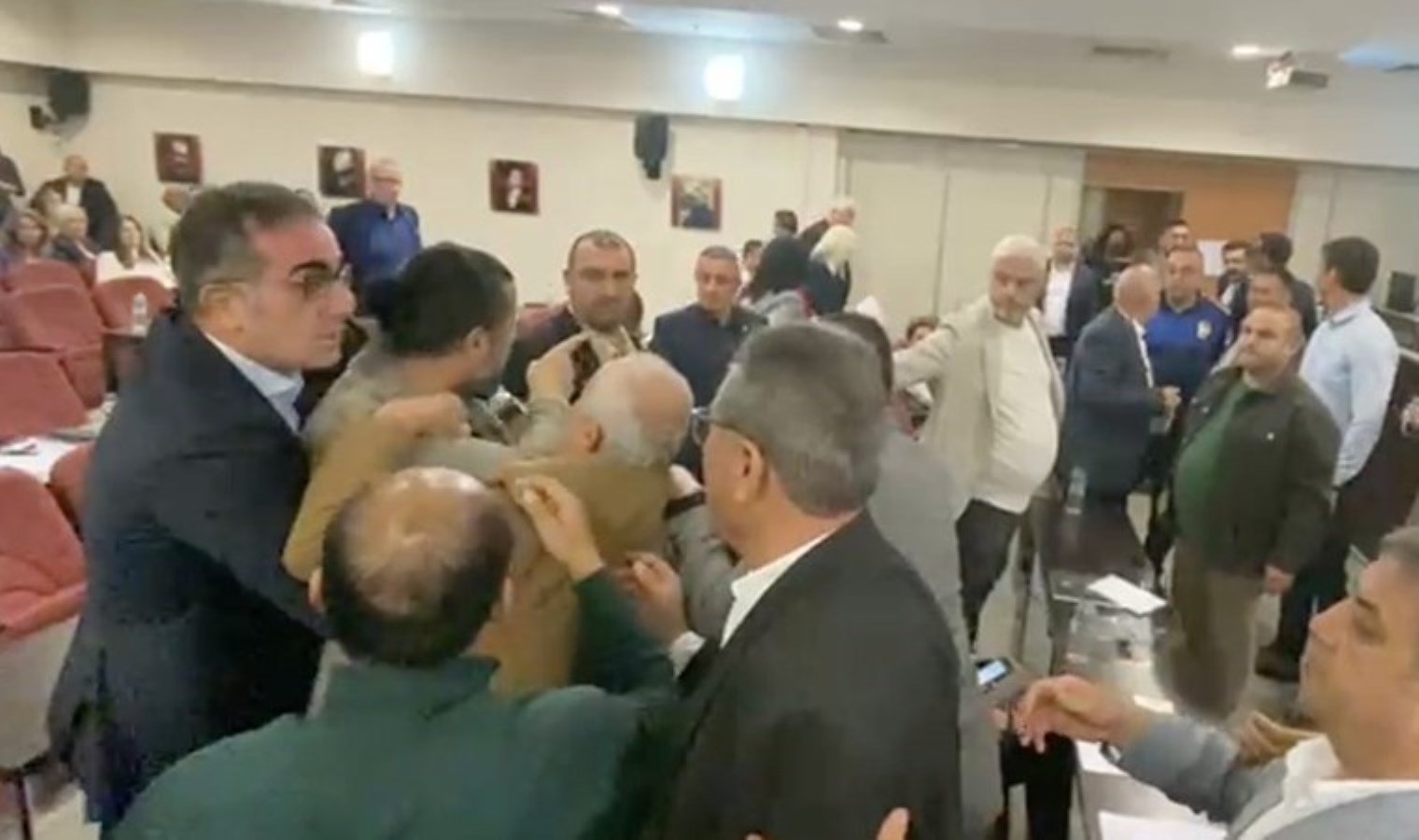 karsiyaka-meclisi-karisti-izmirde-akpli-meclis-uyesi-kursuye-yurudu-agzini-yuzunu-dagitirim-8KmuTNTa.jpg
