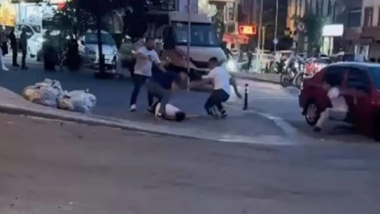 Gaziosmanpasada sokak ortasinda kavga tekme ve yumruklarla darbettiler 6fWfRjXs